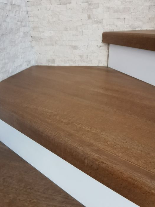 Scări de lemn masiv cu lamela continuă