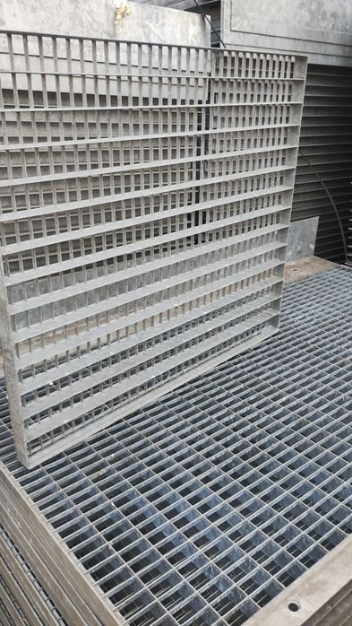 Grătare grilaje rigole pentru scurgeri și canalizari și trepte zincate pentru scări metalice