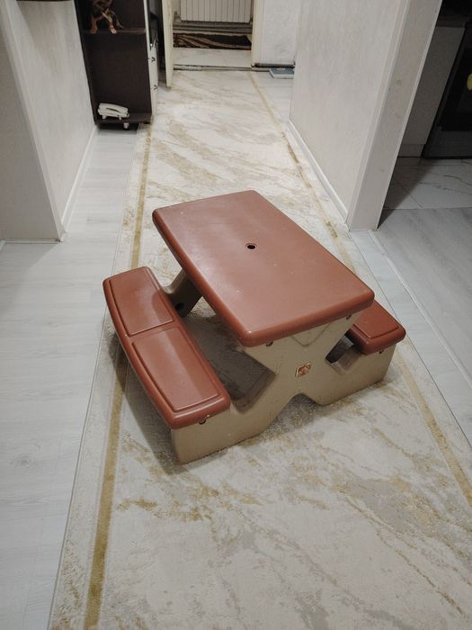 Стол. Для учёбы или кормления