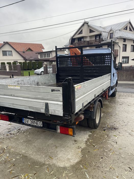 Camioneta basculanta cu macara