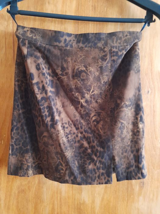 Дамски костюм размер 42, отговаря на S