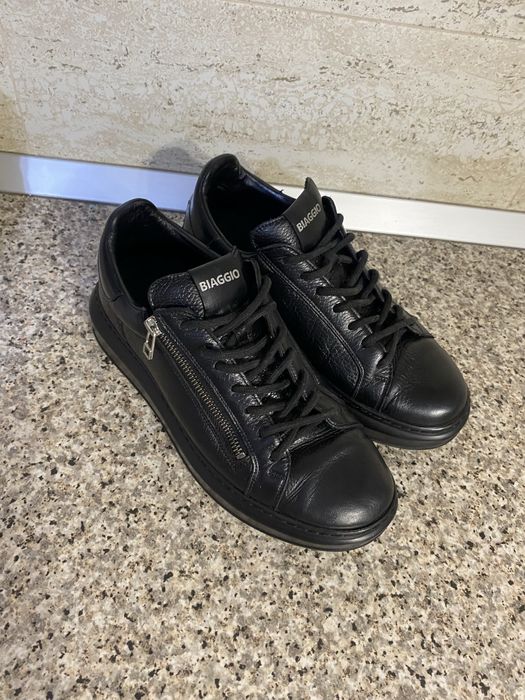 Adidasi biaggio.