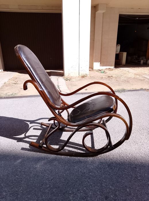 Запазен люлеещ се стол