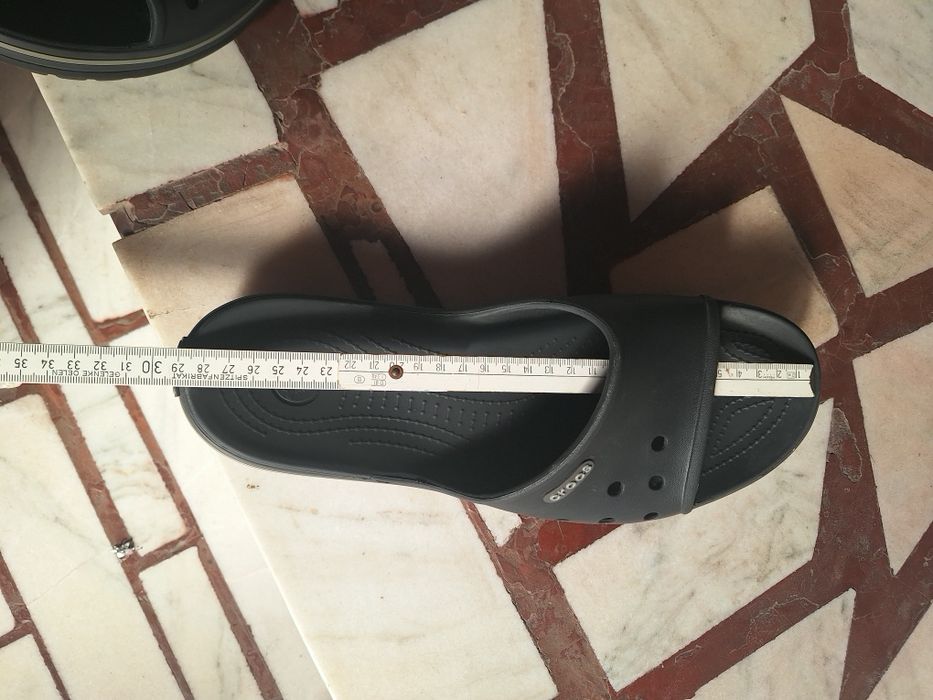 Vând papuci Crocs
