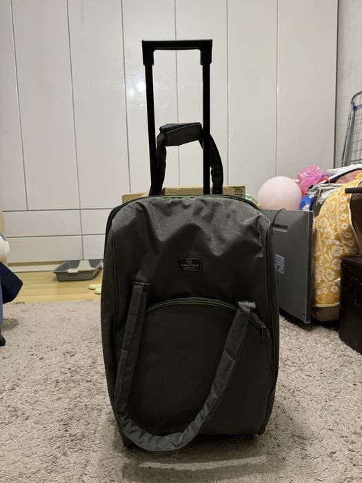 Б/у чемоданы в разных состояниях