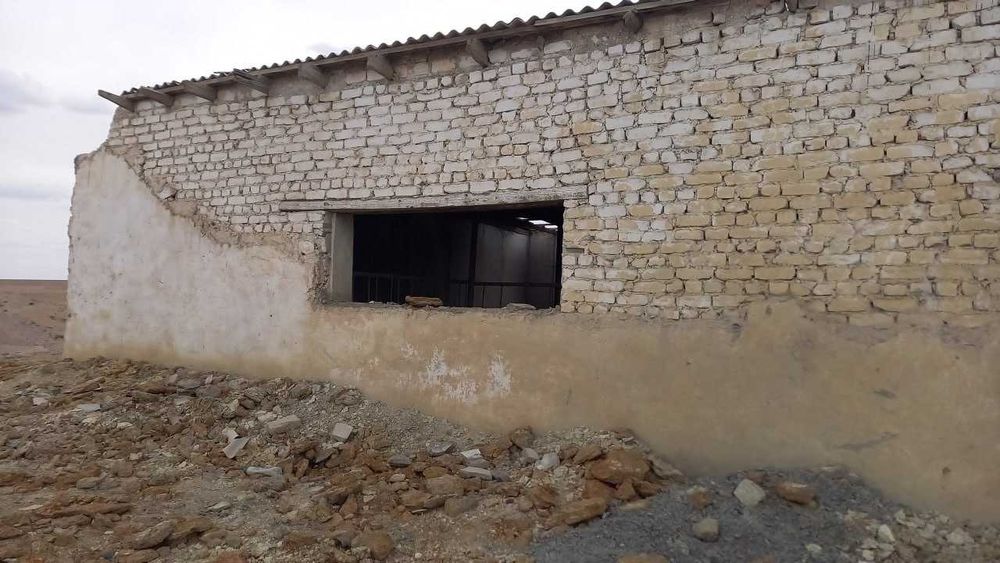 Noturar bino sotiladi