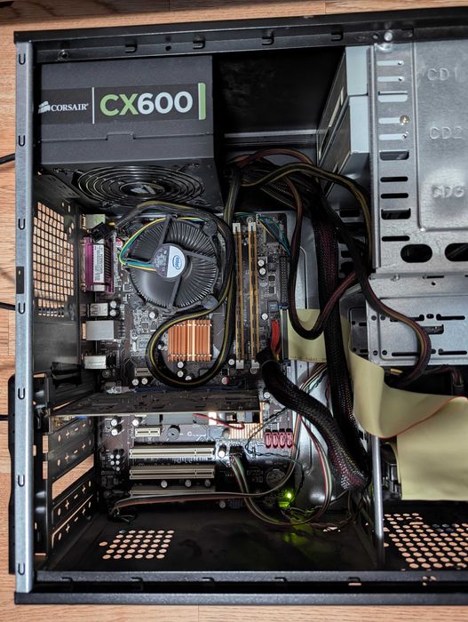 kit Quad Q8200 + ATI Radeon HD 4650 + 4GB DDR2 + carcasa + hdd80 GB