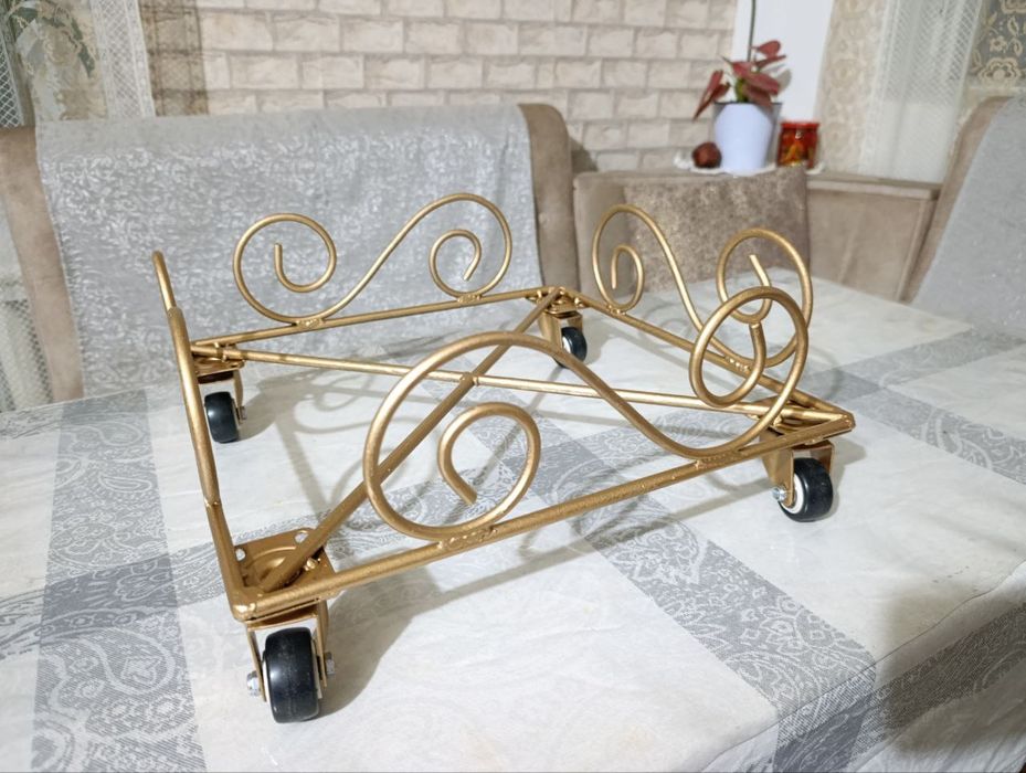 Металлические подставки под цветы.