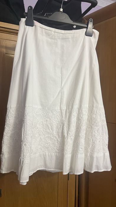Fusta alba cu margele albe