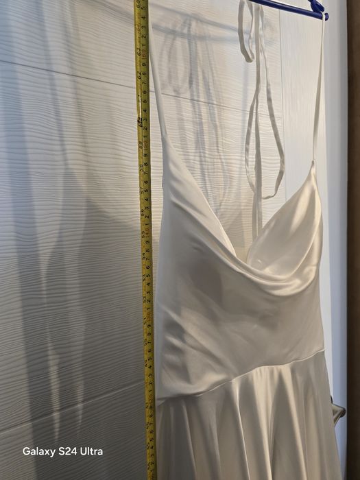 Бяла дълга рокля