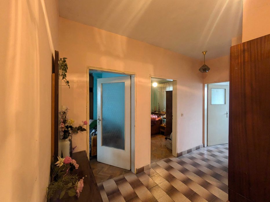 Продава се Двустаен апартамент в Шумен, Център - 62 кв.м за 1694 €/кв.м - Снимка #5