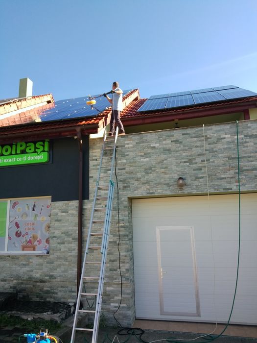 Curat profesional panouri fotovoltaice