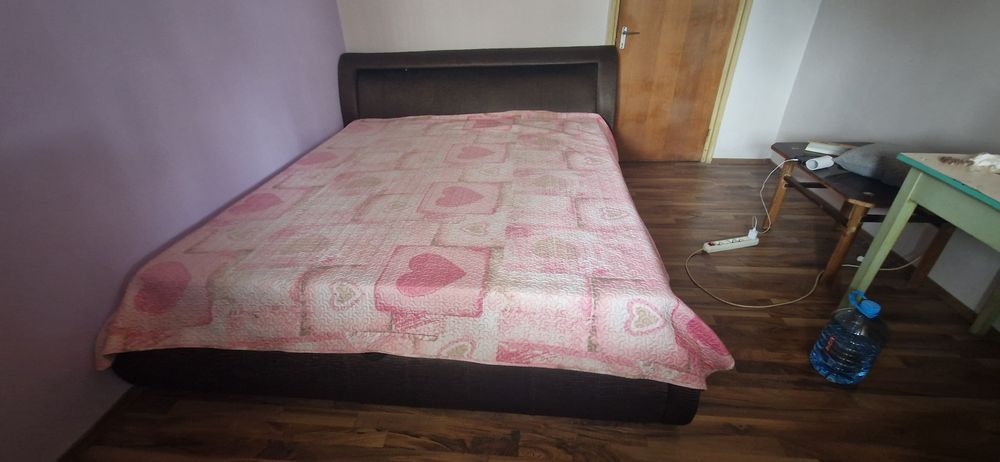 Pat tapitat cu somniera, maro inchis, sidefat. Usor de intretinut si spatios