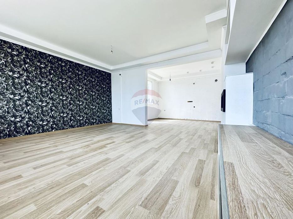 Тристаен апартамент до морето и крайбрежната ивица за продажба, гр. Б