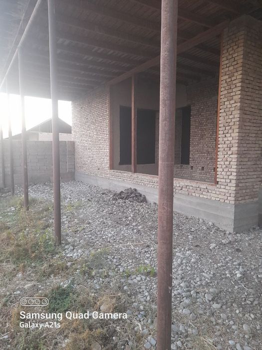 Уй сотилади. Газ утган. Пишик гиштдан курилган. 5 сотих. Китоб шахрида