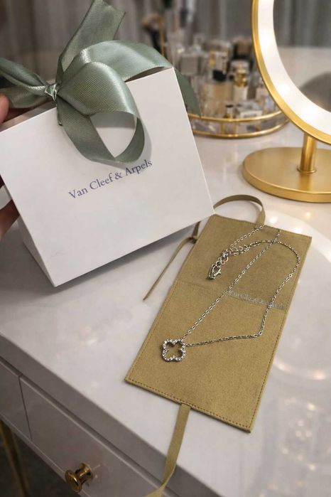 детелина колие неръждаемо сребрист цвят цирконии Ван клиф Van Cleef VC