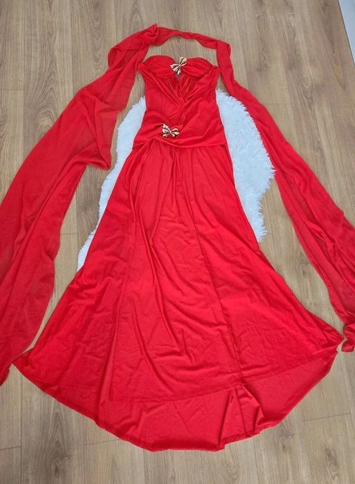 Rochie lunga de ocazie, rosie, cu tulle pe umăr si trena