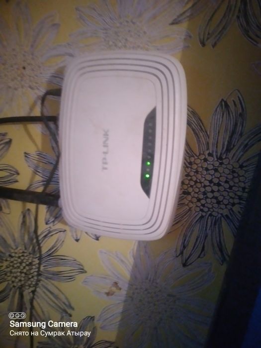 Вайфай роутер в рабочем состоянии с блок питания,