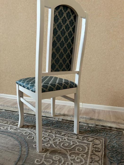 Продаю стол со стульями