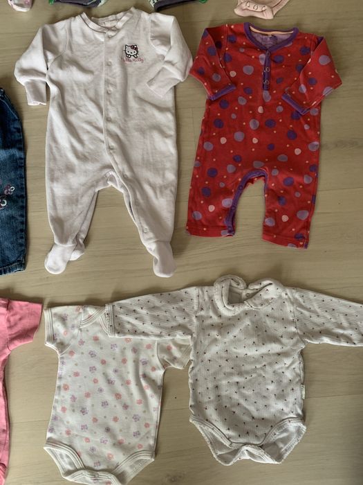 Vand lot haine(2-4 luni) superbe ptr.fete(8).