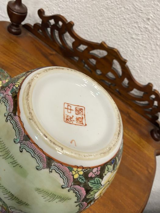 Китайска порцеланова ваза с  капак начало-средата на XX в., Китай