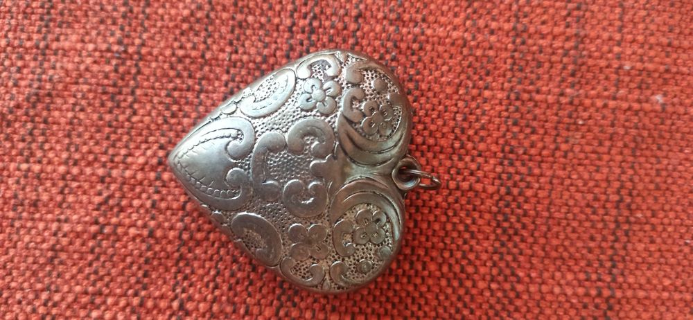 седефено колие с дължина 44 см- цена 60 лв и метално сърце- 20 лв.