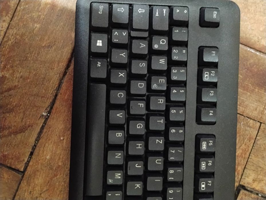 Vând tastatura și maus cu fir HP