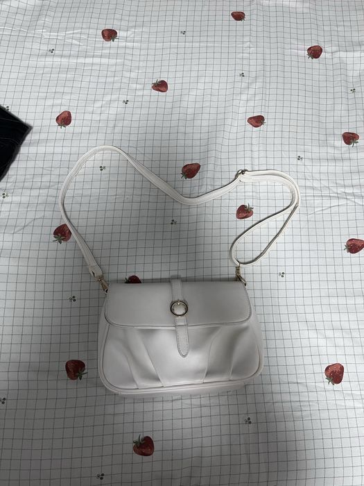 Продам сумку, белая,  на заклепке