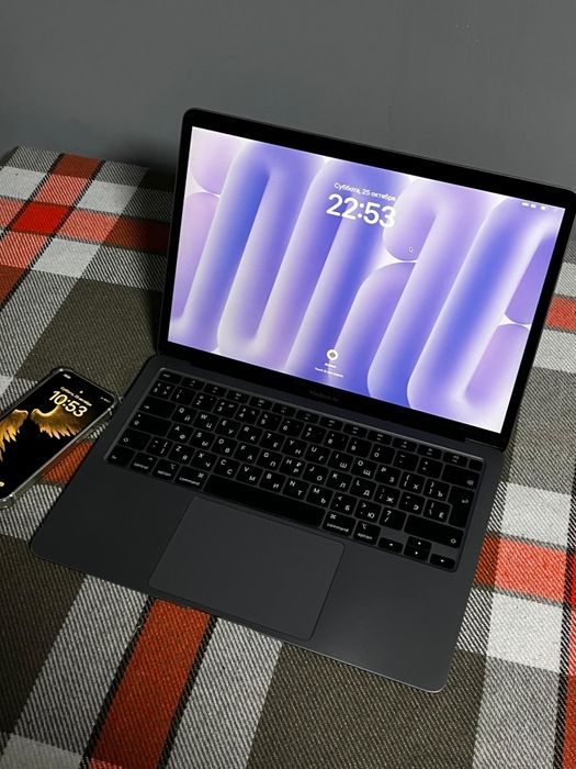 Продам MacBook Air 2020