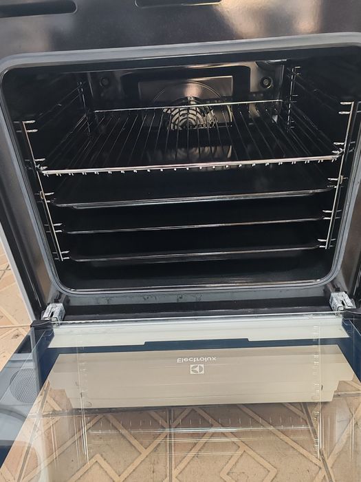 Свободно стояща печка с керамичен плот Electrolux с 2 години Гаранциия