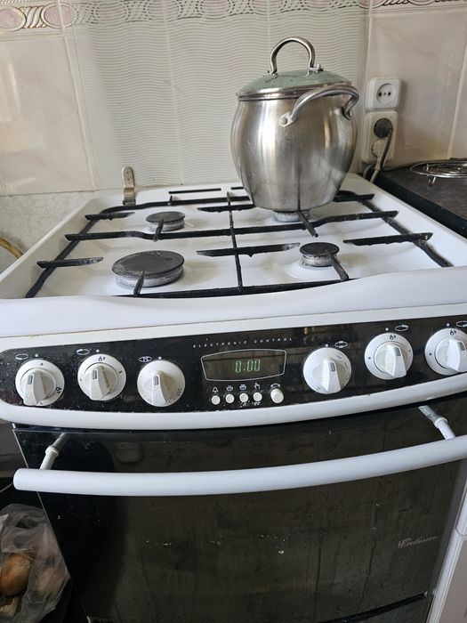 Продам газовую плиту