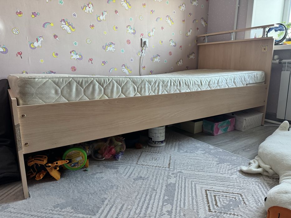 Продам кровать с матрасом