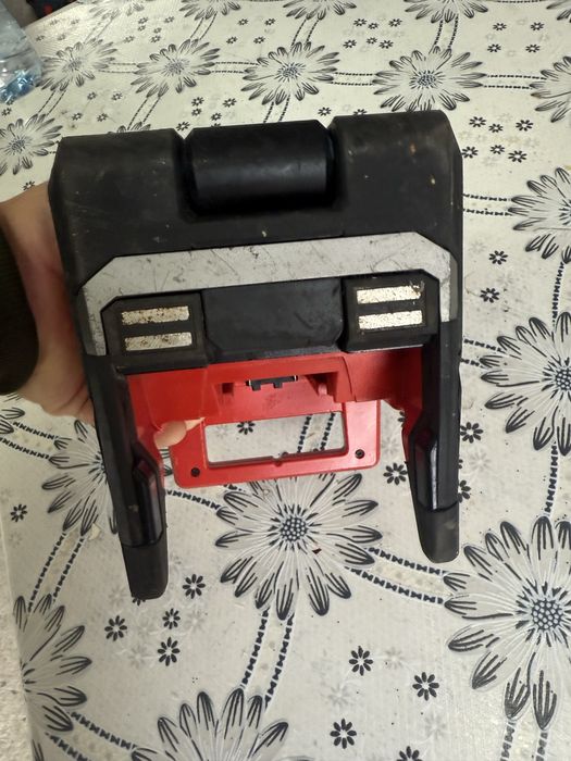 Акумулаторна лампа MILWAUKEE M18PAL