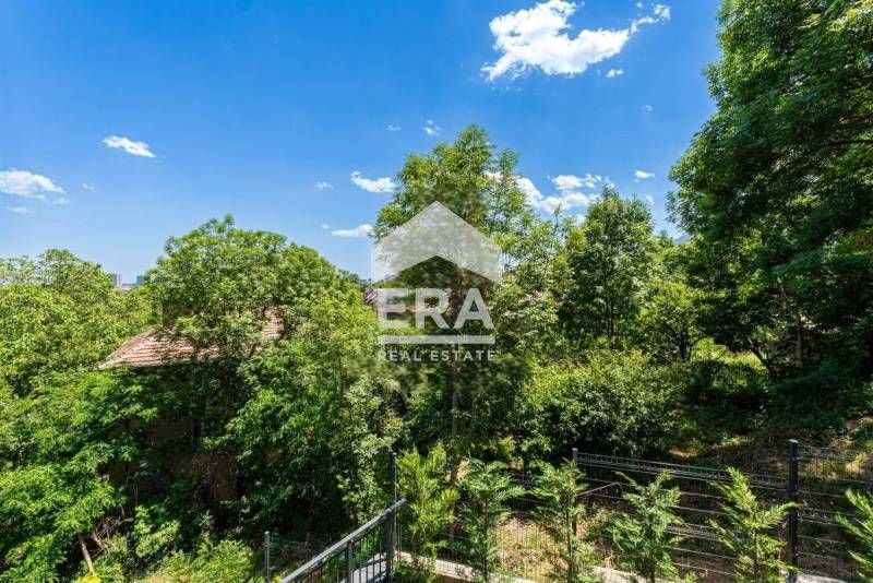 Прекрасен четиристаен апартамент с невероятни гледки към града и плани