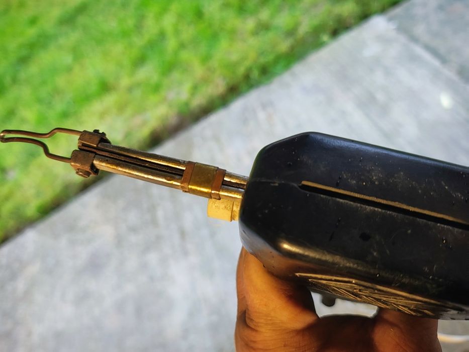 Pistol de lipit romanesc