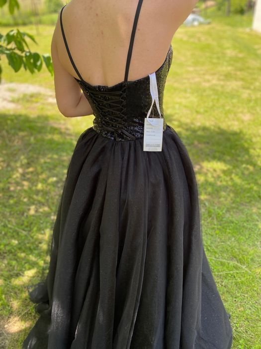 Rochie nouă crepată pe picior, elegantă cu sclipici și paiete.