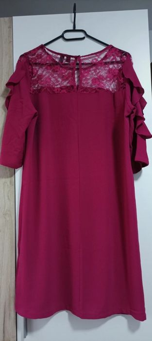 Rochie cu dantelă și volănașe