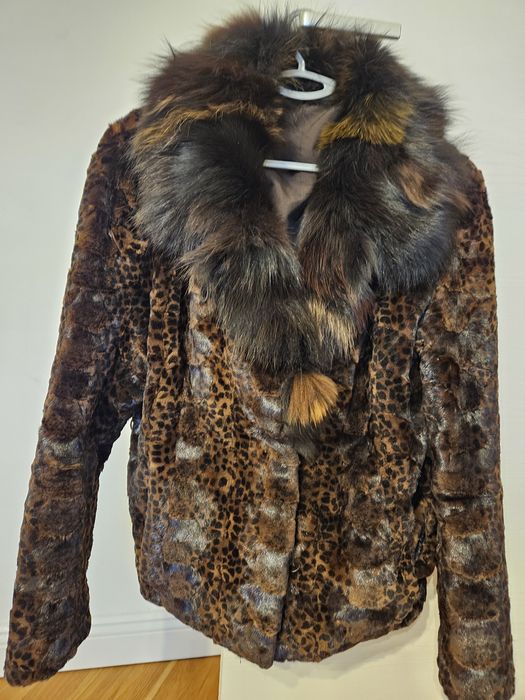 Haina blana vizon cu guler de vulpe