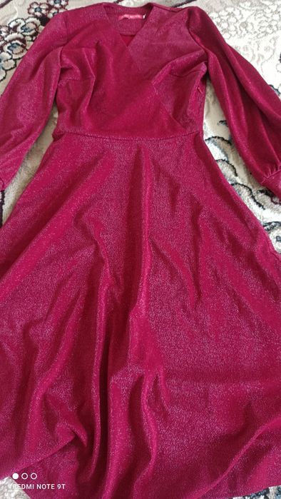 Блестящее очень красивое красное платье