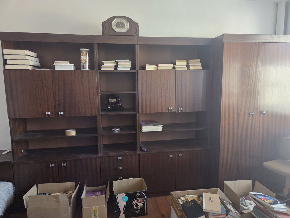 Дървена секция с гардероб