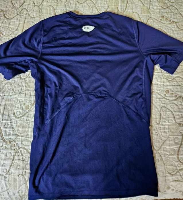 Компресирана тениска на Under Armour, размер L, като е много разтеглив