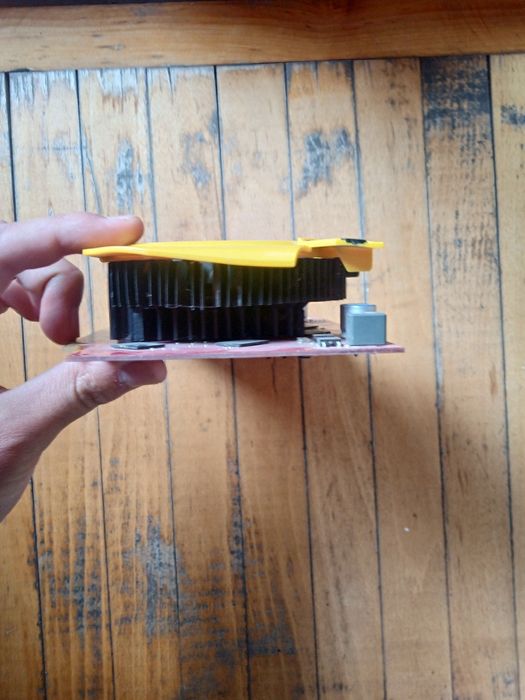 Видеокарта GT220 1GB