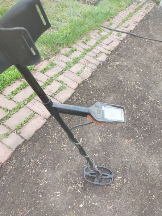 Продам Металлоискатель Quest X10