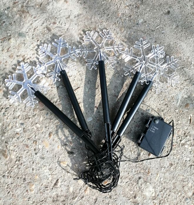 Коледни лампички с формата на звезди. Коледна украса.