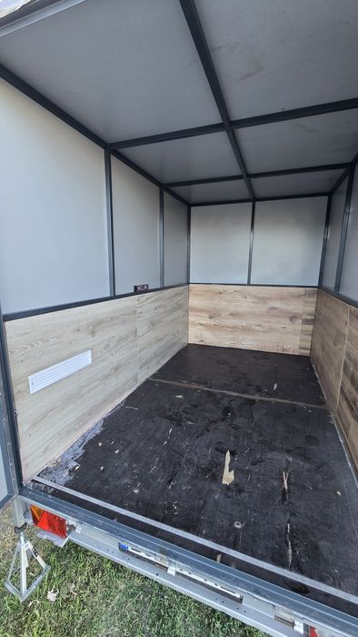 Vând remorcă basculabilă cu sistem de frânare, 1000 kg.