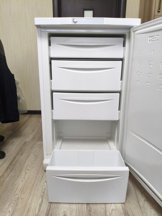 Продам морозильник  Indesit SFR100