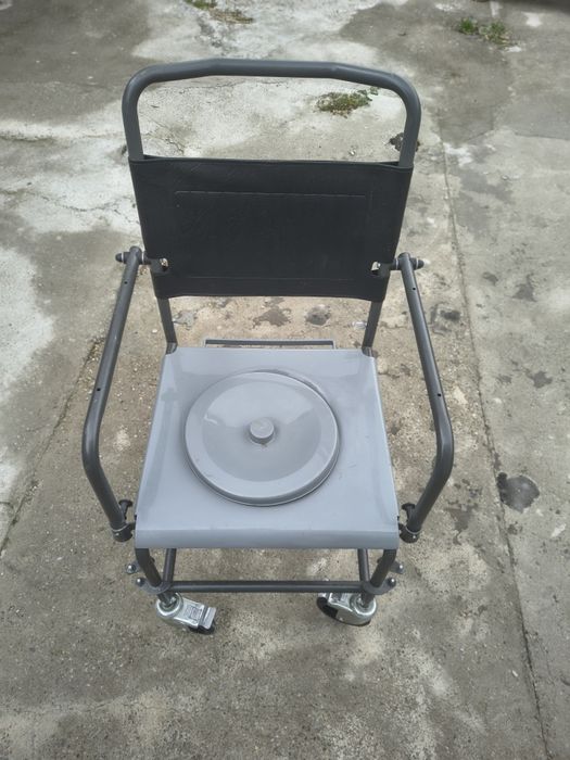 Scaun de toaleta mobil