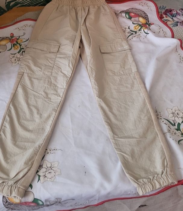 O pereche de pantaloni