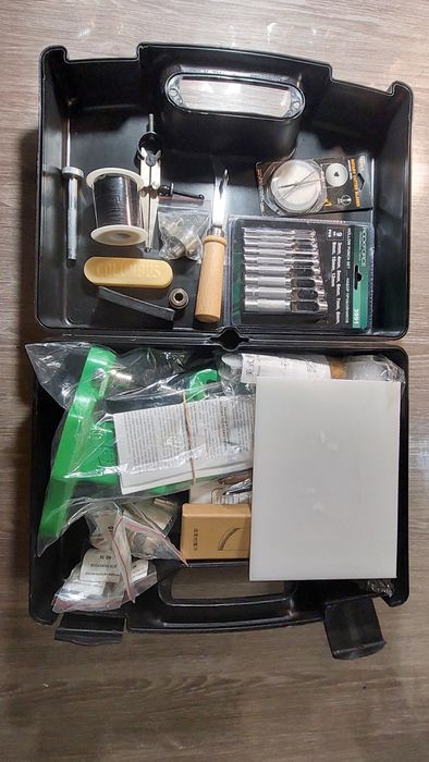 Набор инструментов для работы с кожей.