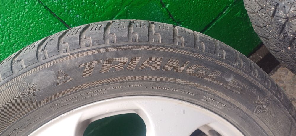 Срочно продам зимние шины вместе с дисками.